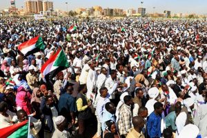 Sudan'da Beşir yanlıları ilk kez meydanlara indi