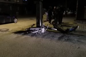 Ehliyetsiz ve kasksız motosiklet sürücüsü kazada yaralandı
