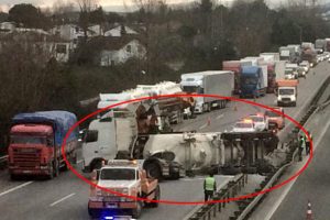 TEM'de deterjan y&uuml;kl&uuml; tanker devrildi