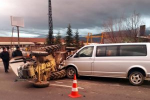 Minibüs, traktöre çarptı: Çok sayıda yaralı