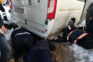 Minib&uuml;s altında kalan &ccedil;ocuk kurtarıldı