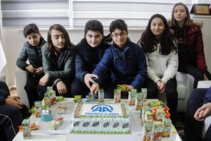 Bursa'da öğrenciler gazeteciler gününü pasta keserek kutladı