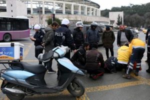 Motosikletli kurye kaza yaptı
