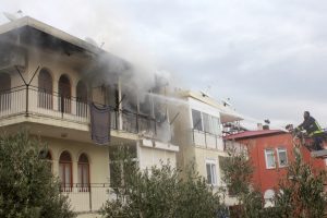 Evinde yangın çıkan kadın, karşı komşuya sığınıp, kurtuldu