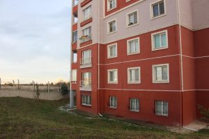 3 yaşındaki &ccedil;ocuk 5. kattan d&uuml;şt&uuml;