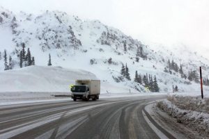 Antalya- Konya Karayolu'nda kar ulaşımı aksatıyor