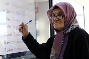 Okuma azmi yağmur &ccedil;amur dinlemiyor