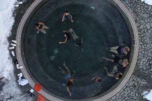 Bursa'da eksi 15 derecede, kar altında havuz keyfi