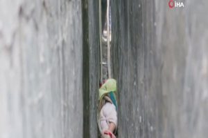 İki duvarın arasına sıkışan çocuğu itfaiye kurtardı