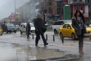 Bursa'da etkili lodos, yerini sağanak yağışa bıraktı