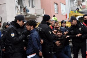 Evi yıkılmasın diye direndi ama engelleyemedi
