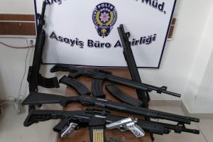 Ev baskınında &ccedil;ok sayıda silah ve mermi ele ge&ccedil;irildi