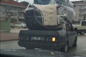 Bursa'da otomobilin üzerinde koltuk takımı taşıdı