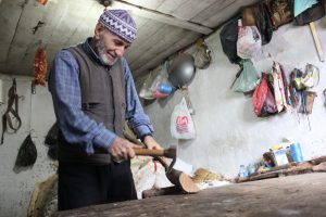Bursa'da son ustanın yaptığı semerler piyasada eşek olmadığı için elinde kaldı