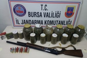 Bursa'da 28 kilo esrarı gömdükleri yerden çıkartırken yakalandılar