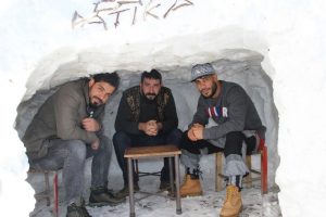 Kar &ccedil;ok yağınca "kardan kafe" yaptılar