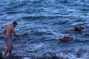 Psikolojik tedavi gören kadın Karadeniz'in buz gibi sularına atladı