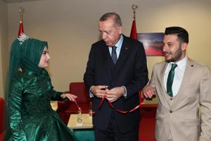 Erdoğan bir çiftin nişan yüzüklerini taktı