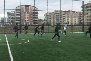 Afrika'dan Bursa'ya okumaya gelen gençlerin halı saha maçı ilgiyle izlendi
