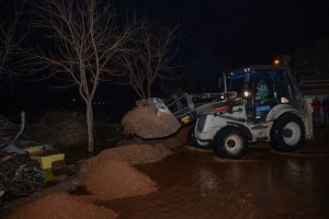 Bursa Karacabey'de su baskınını önlemek için yola set çekildi