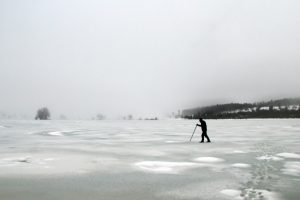 Bursa'da buz tutan göletin üzerinde metrelerce yürüdü