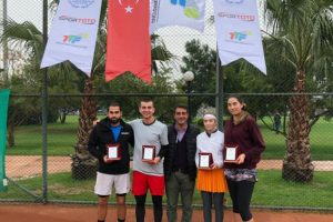 Teniste Büyükler Kış Kupası'nda Ergi Kırkın ve Ekin Erçetin şampiyon oldu