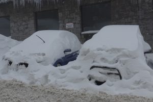 Bursa Uludağ'da tatilciler kar altında araçlarını aradı