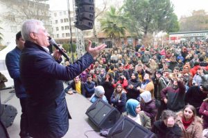 Bursa Büyükşehir Belediye Başkan Adayı Bozbey hamsi festivalinde horon tepti