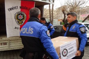 Bursa polisinden Yüksekovalı öğrencilere karne hediyesi