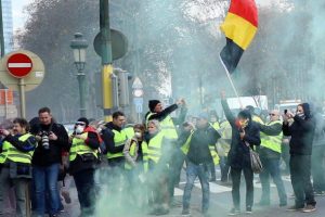 Belçika'da sarı yelekliler kamu binası girişine barikat kurdu
