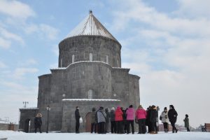 Kars Kümbet Cami ziyaretçi akınına uğruyor