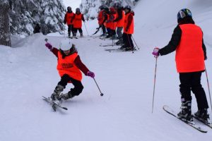 Bursa'da kırsal mahallelerdeki öğrenciler kayak öğreniyor