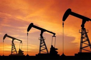 Suudi Arabistan'dan g&uuml;nl&uuml;k petrol &uuml;retimini azaltma sinyali!