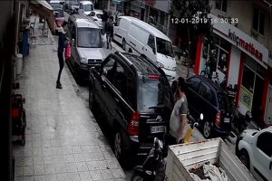 G&uuml;nd&uuml;z vakti sokakta ortasında tuvalet ihtiyacını giderdi