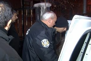 Karısını bı&ccedil;aklayıp 7 aylık bebeğini rehin aldı