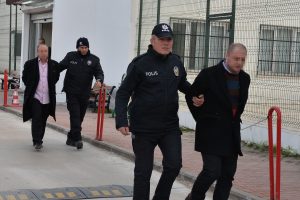 M&uuml;şterilerini dolandıran kuyumcu baba-oğul yakalandı
