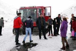 &Ouml;ğrenciler k&ouml;ylerine kar &uuml;st&uuml; ara&ccedil;la ulaştırıldı
