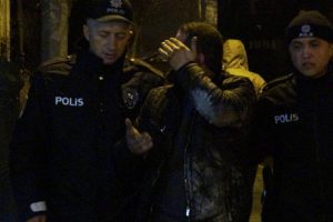 Eşini d&ouml;vd&uuml;ğ&uuml; iddia edilen koca yakalandı