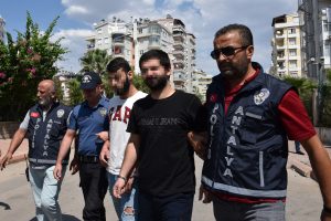 Acılı eş isyan etti: &Ouml;ld&uuml;rd&uuml;kten sonra viskiyle kutlama yapmışlar