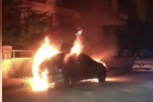 Park halindeki otomobil alev alev yandı