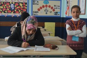 'Okuma aşkı' ile girdikleri sınavda &ccedil;ocukları g&ouml;zetmen oldu
