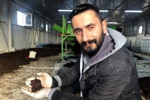 Babasını kanserden kaybedince, Bursa'da organik besin i&ccedil;in solucan g&uuml;bresi tesisi kurdu