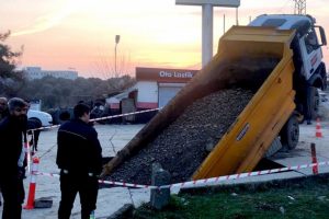 Beton zemin &ccedil;&ouml;kt&uuml;, kamyon i&ccedil;ine d&uuml;şt&uuml;