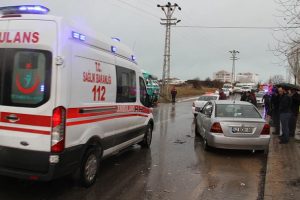 Konya'da &ouml;ğrenci servisi, otomobil ve kamyona &ccedil;arptı: 16 yaralı