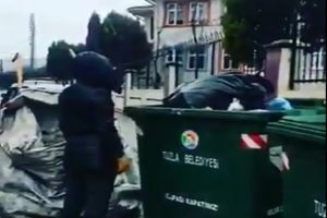 İstiklal Marşı'nı duyunca saygı duruşuna ge&ccedil;ti