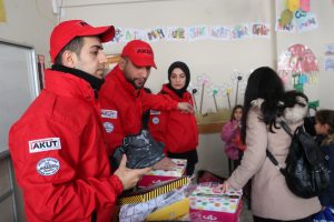 'Minik eller &uuml;ş&uuml;mesin' projesiyle &ccedil;ocukların y&uuml;z&uuml; g&uuml;ld&uuml;