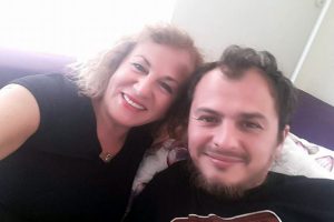 &Uuml;nl&uuml; y&ouml;netmenin annesi kazada can verdi