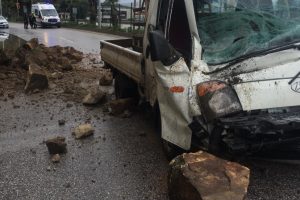 Yama&ccedil;tan kopan kaya par&ccedil;ası, kamyonetin &uuml;zerine d&uuml;şt&uuml;