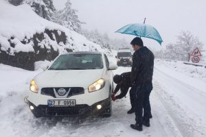 Kar ile kaplanan yollar s&uuml;r&uuml;c&uuml;lere zor anlar yaşatıyor