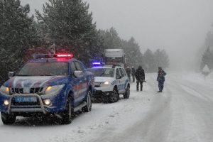 Yoğun kar yağışı s&uuml;r&uuml;c&uuml;lere zor anlar yaşatıyor